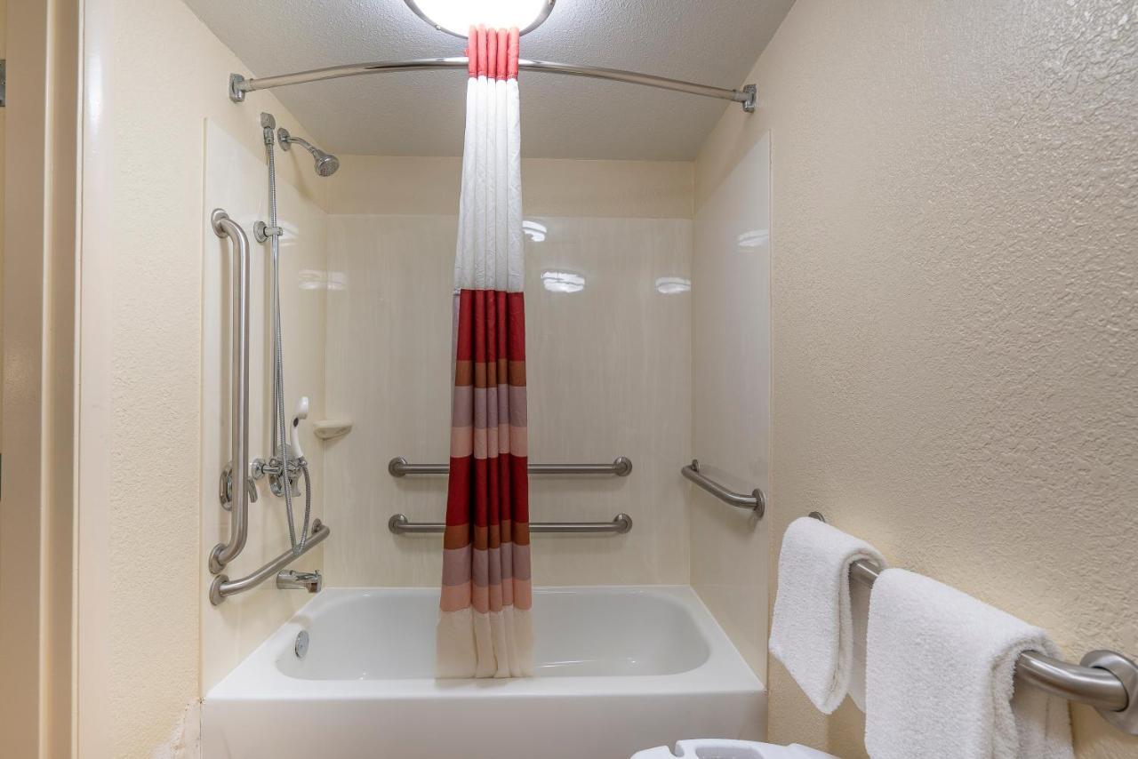 Red Roof Inn Indianapolis - Castleton Экстерьер фото